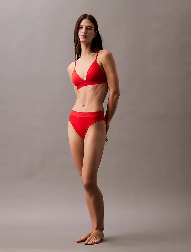 Moderner Bikini-Slip mit Logo als Unterteil Moderner Bikini-Slip mit Logo als Unterteil