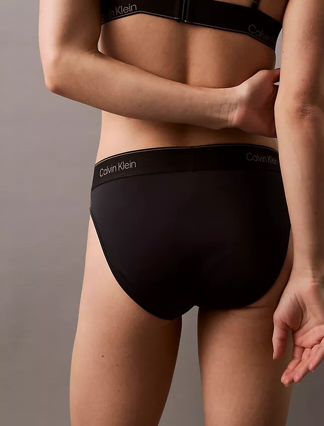 Moderner Bikini-Slip mit Logo als Unterteil Moderner Bikini-Slip mit Logo als Unterteil