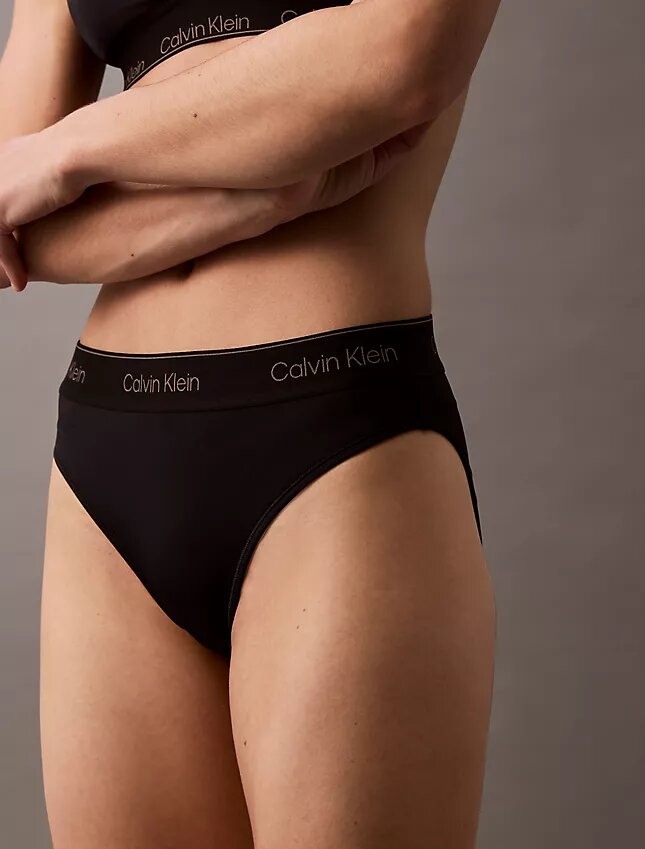 Moderner Bikini-Slip mit Logo als Unterteil Moderner Bikini-Slip mit Logo als Unterteil