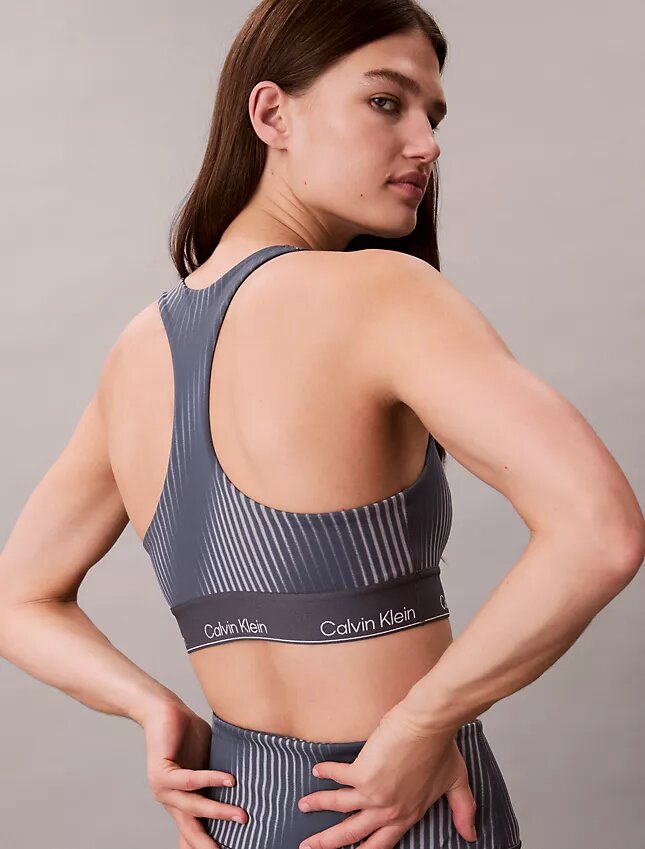 Moderner Sport-BH mit Racerback und mittlerer Stützkraft Moderner Sport-BH mit Racerback und mittlerer Stützkraft