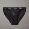 Moderner String-Bikini aus Spitze Moderner String-Bikini aus Spitze