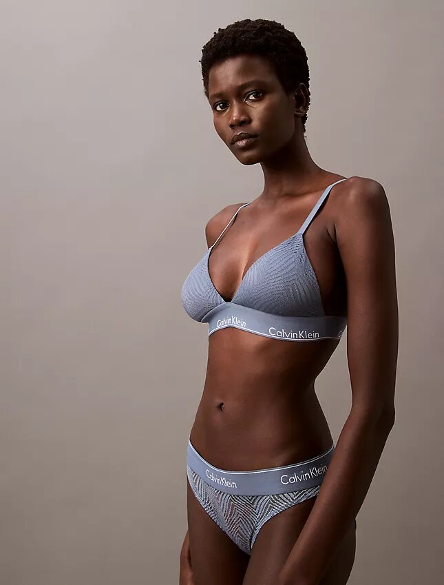 Modernes, leicht gefüttertes Triangel-Bralette aus Spitze Modernes, leicht gefüttertes Triangel-Bralette aus Spitze