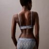 Modernes, leicht gefüttertes Triangel-Bralette aus Spitze Modernes, leicht gefüttertes Triangel-Bralette aus Spitze