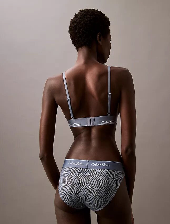 Modernes, leicht gefüttertes Triangel-Bralette aus Spitze Modernes, leicht gefüttertes Triangel-Bralette aus Spitze