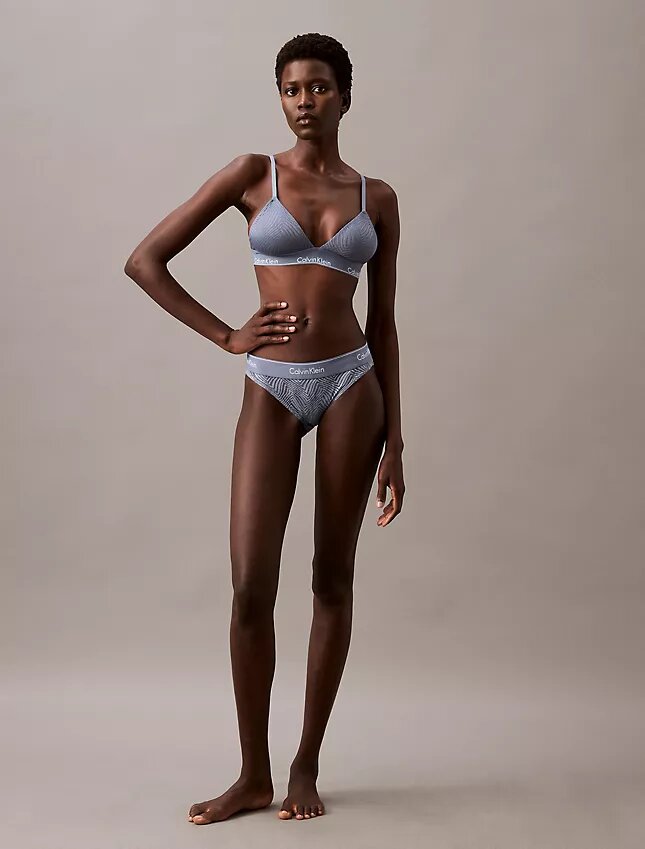 Modernes, leicht gefüttertes Triangel-Bralette aus Spitze Modernes, leicht gefüttertes Triangel-Bralette aus Spitze