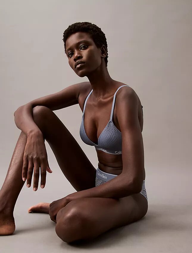 Modernes, leicht gefüttertes Triangel-Bralette aus Spitze Modernes, leicht gefüttertes Triangel-Bralette aus Spitze