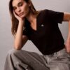 Monogram-T-Shirt mit V-Ausschnitt Monogram-T-Shirt mit V-Ausschnitt