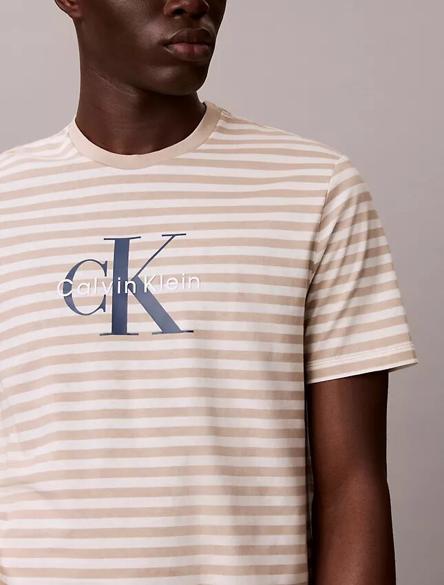 Monologo Classic T-Shirt mit grafischem Streifenmuster Monologo Classic T-Shirt mit grafischem Streifenmuster