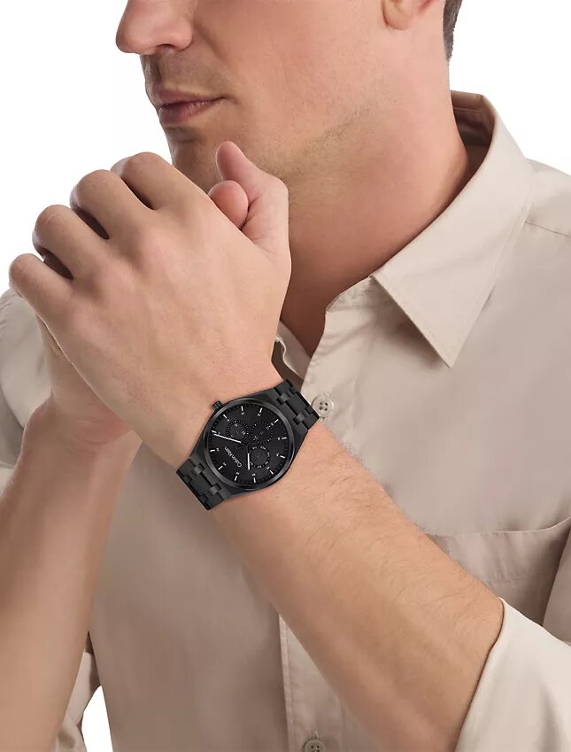 Multifunktionale Armbanduhr mit Gliederarmband Multifunktionale Armbanduhr mit Gliederarmband
