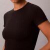Nahtloses T-Shirt mit geripptem Emblem Nahtloses T-Shirt mit geripptem Emblem