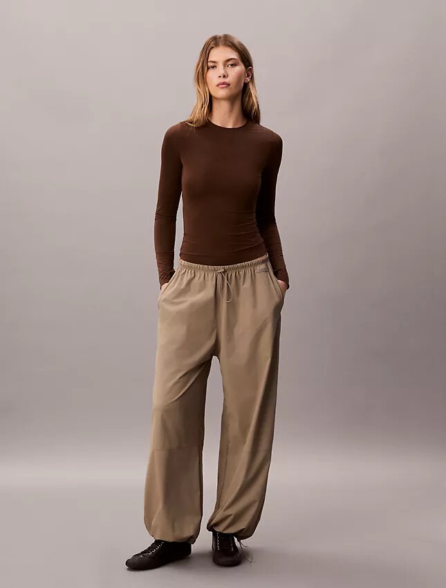 Nylon-Stretch-T-Shirt in schmaler Passform Nylon-Stretch-T-Shirt in schmaler Passform