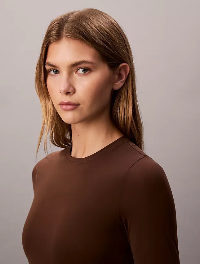 Nylon-Stretch-T-Shirt in schmaler Passform Nylon-Stretch-T-Shirt in schmaler Passform