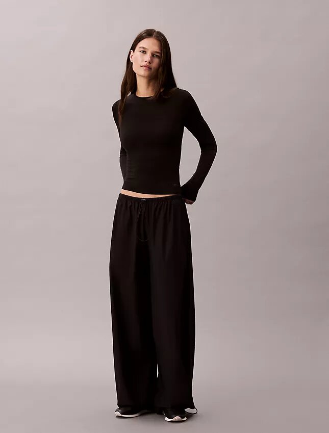 Nylon-Stretch-T-Shirt in schmaler Passform Nylon-Stretch-T-Shirt in schmaler Passform