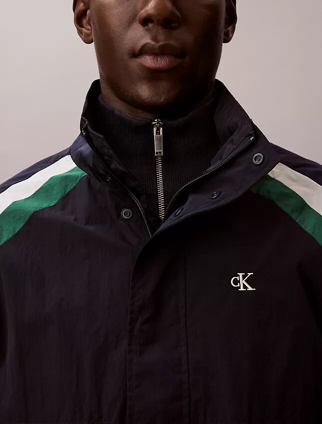 Nylon-Trainingsjacke mit Farbblöcken Nylon-Trainingsjacke mit Farbblöcken