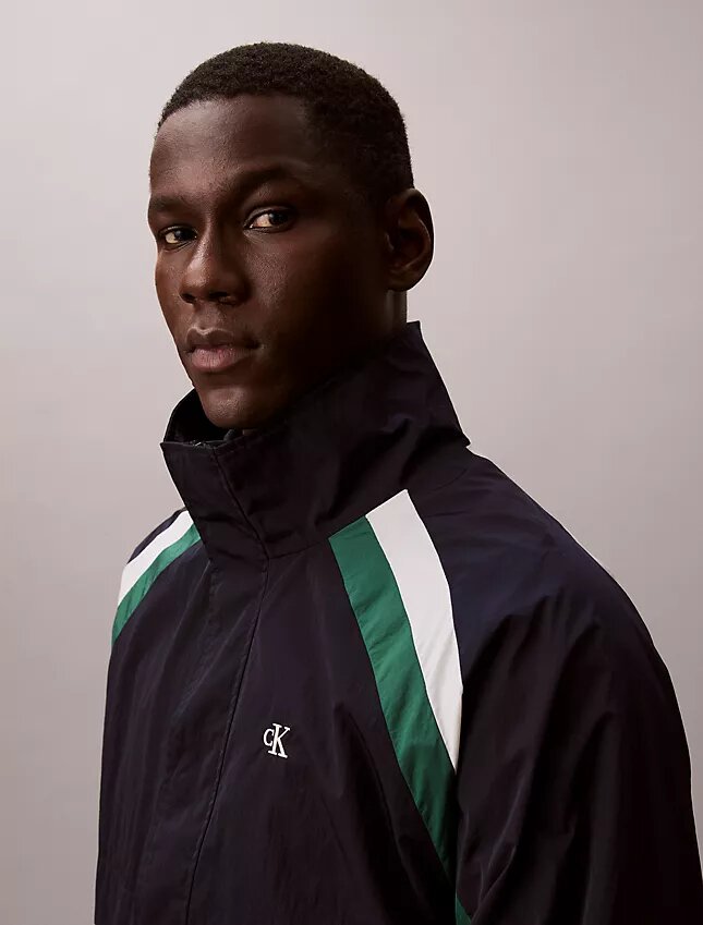 Nylon-Trainingsjacke mit Farbblöcken Nylon-Trainingsjacke mit Farbblöcken