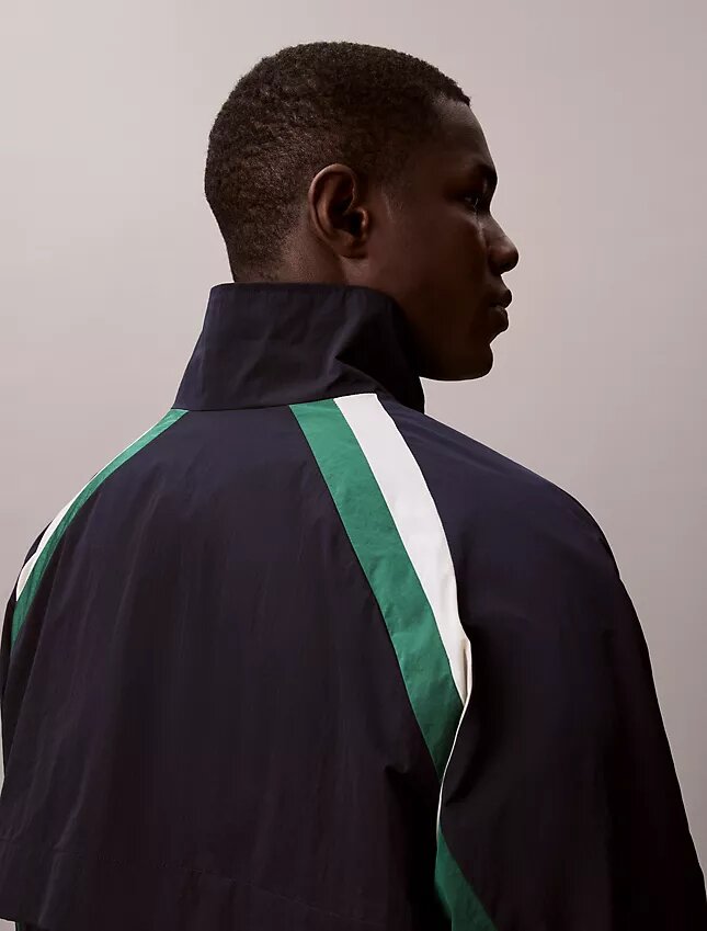 Nylon-Trainingsjacke mit Farbblöcken Nylon-Trainingsjacke mit Farbblöcken