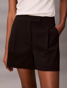 Plissierte, taillierte Shorts