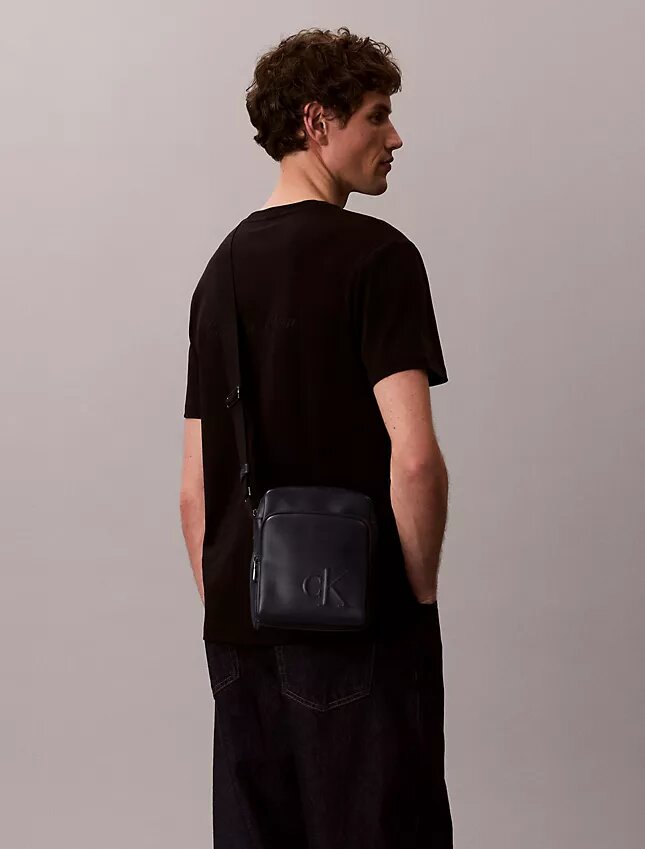 Reporter-Tasche mit geprägtem Monogram-Reißverschlusstasche Reporter-Tasche mit geprägtem Monogram-Reißverschlusstasche