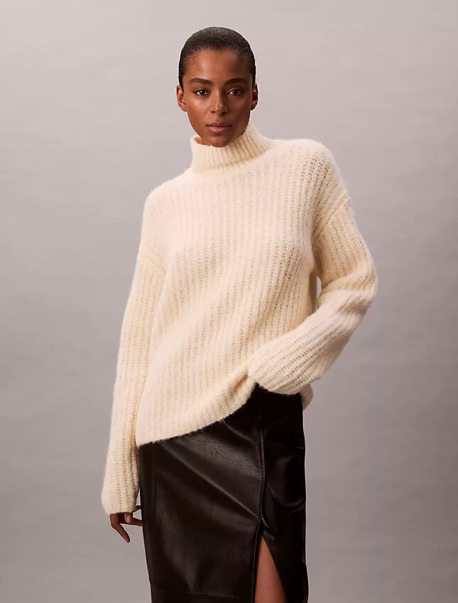 Ripp-Pullover mit weitem Rollkragen Ripp-Pullover mit weitem Rollkragen