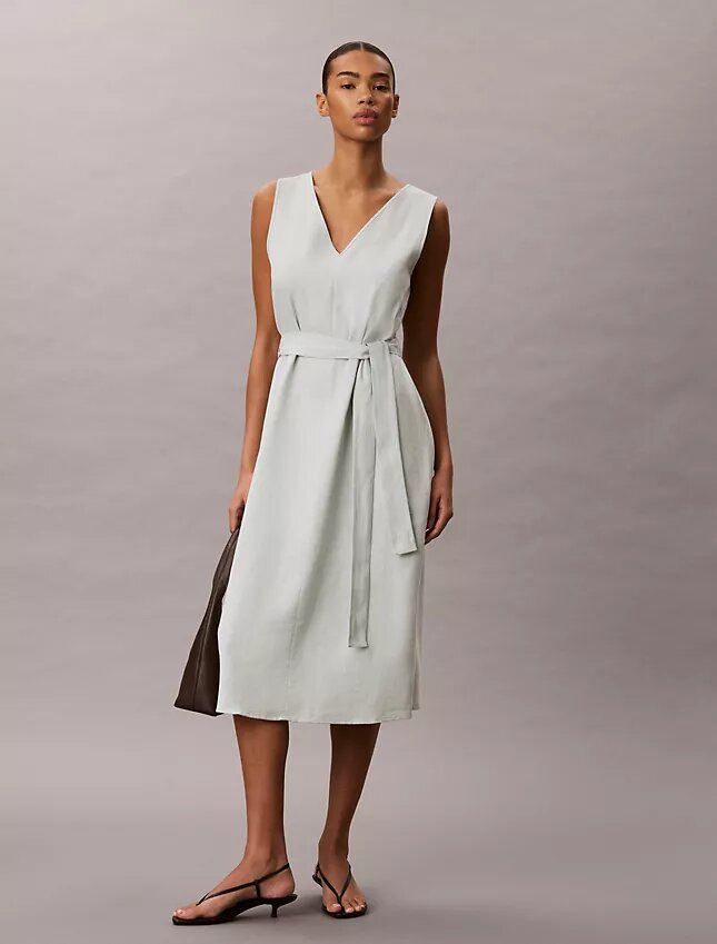 Ärmelloses Kleid aus Leinenmischung mit V-Ausschnitt und Gürtel Ärmelloses Kleid aus Leinenmischung mit V-Ausschnitt und Gürtel