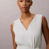 Ärmelloses Kleid aus Leinenmischung mit V-Ausschnitt und Gürtel Ärmelloses Kleid aus Leinenmischung mit V-Ausschnitt und Gürtel