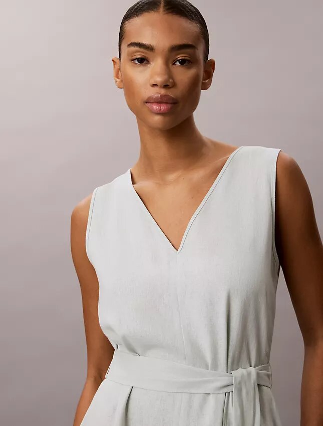 Ärmelloses Kleid aus Leinenmischung mit V-Ausschnitt und Gürtel Ärmelloses Kleid aus Leinenmischung mit V-Ausschnitt und Gürtel