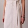 Ärmelloses Kleid aus Leinenmischung mit V-Ausschnitt und Gürtel Ärmelloses Kleid aus Leinenmischung mit V-Ausschnitt und Gürtel