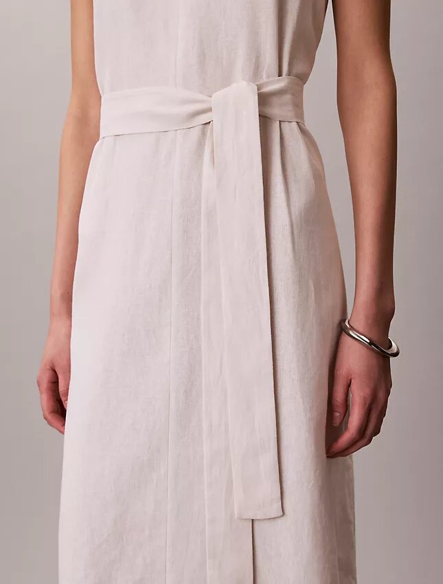 Ärmelloses Kleid aus Leinenmischung mit V-Ausschnitt und Gürtel Ärmelloses Kleid aus Leinenmischung mit V-Ausschnitt und Gürtel