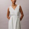 Ärmelloses Kleid aus Leinenmischung mit V-Ausschnitt und Gürtel Ärmelloses Kleid aus Leinenmischung mit V-Ausschnitt und Gürtel