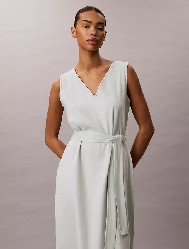 Ärmelloses Kleid aus Leinenmischung mit V-Ausschnitt und Gürtel Ärmelloses Kleid aus Leinenmischung mit V-Ausschnitt und Gürtel