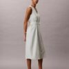 Ärmelloses Kleid aus Leinenmischung mit V-Ausschnitt und Gürtel Ärmelloses Kleid aus Leinenmischung mit V-Ausschnitt und Gürtel