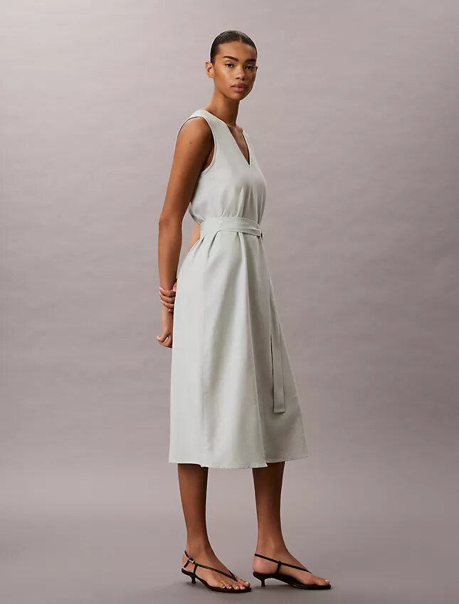 Ärmelloses Kleid aus Leinenmischung mit V-Ausschnitt und Gürtel Ärmelloses Kleid aus Leinenmischung mit V-Ausschnitt und Gürtel