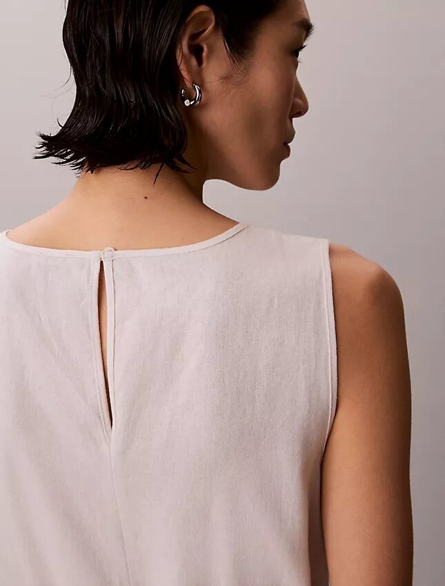 Ärmelloses Kleid aus Leinenmischung mit V-Ausschnitt und Gürtel Ärmelloses Kleid aus Leinenmischung mit V-Ausschnitt und Gürtel