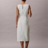 Ärmelloses Kleid aus Leinenmischung mit V-Ausschnitt und Gürtel Ärmelloses Kleid aus Leinenmischung mit V-Ausschnitt und Gürtel