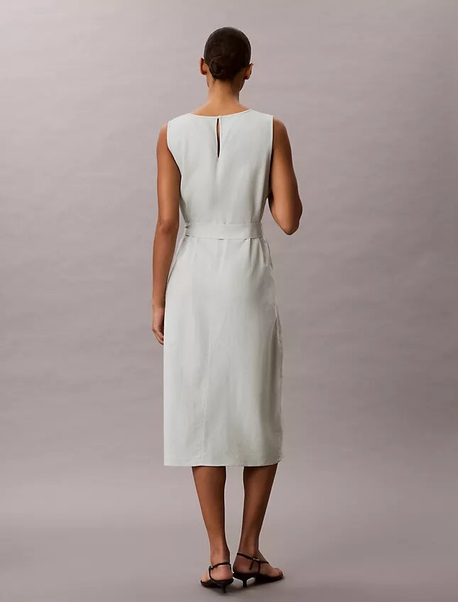 Ärmelloses Kleid aus Leinenmischung mit V-Ausschnitt und Gürtel Ärmelloses Kleid aus Leinenmischung mit V-Ausschnitt und Gürtel