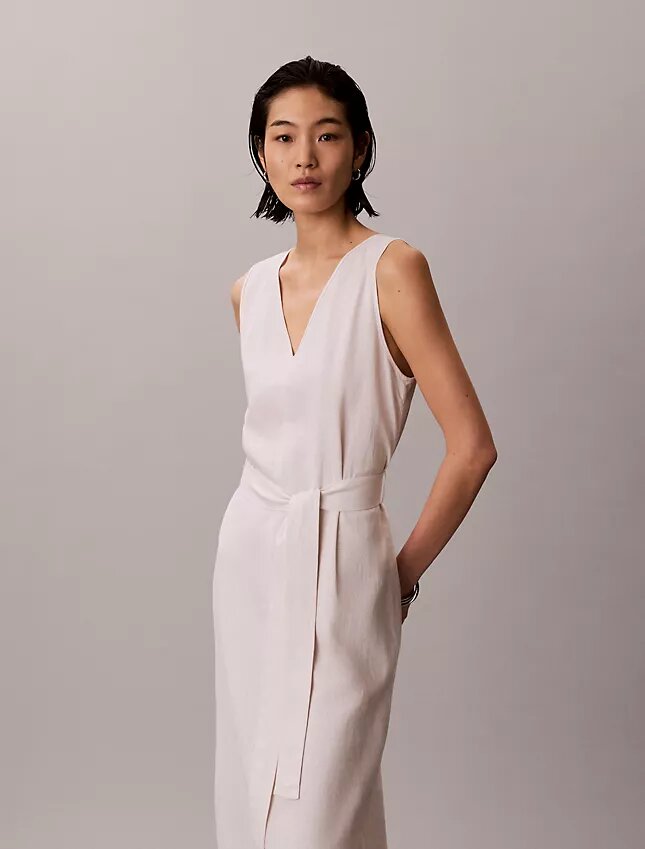 Ärmelloses Kleid aus Leinenmischung mit V-Ausschnitt und Gürtel Ärmelloses Kleid aus Leinenmischung mit V-Ausschnitt und Gürtel