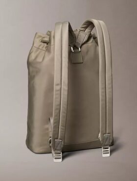 Rucksack aus mattem Nylon mit Kordelzug