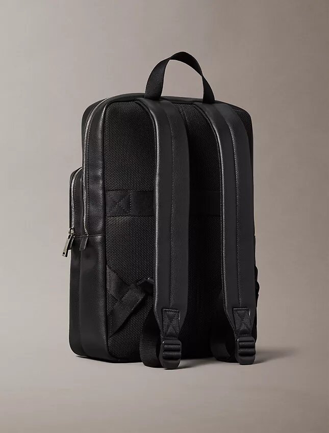 Runder Rucksack mit durchgehendem geprägten Emblem-Logo Runder Rucksack mit durchgehendem geprägten Emblem-Logo
