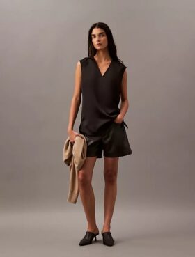 Satin-Bluse ohne Ärmel mit V-Ausschnitt