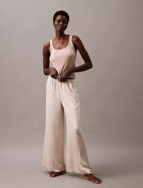 Satin-Hose mit weitem Bein Satin-Hose mit weitem Bein