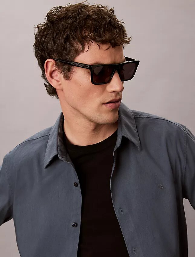 Schlanke Sonnenbrille aus Acetat in modifiziertem Rechteckformat Schlanke Sonnenbrille aus Acetat in modifiziertem Rechteckformat