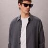 Schlanke Sonnenbrille aus Acetat in modifiziertem Rechteckformat Schlanke Sonnenbrille aus Acetat in modifiziertem Rechteckformat