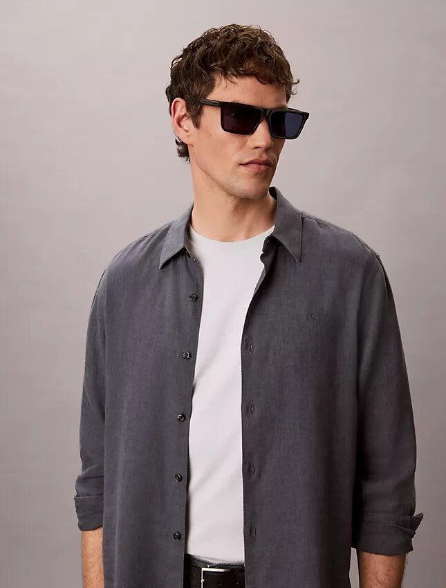 Schlanke Sonnenbrille aus Acetat in modifiziertem Rechteckformat Schlanke Sonnenbrille aus Acetat in modifiziertem Rechteckformat
