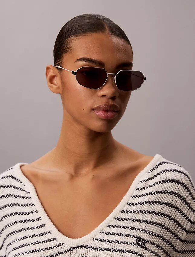 Schlanke Sonnenbrille aus Metall in modifizierter Rechteckform Schlanke Sonnenbrille aus Metall in modifizierter Rechteckform