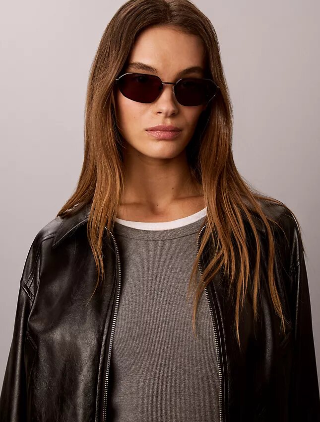 Schlanke Sonnenbrille aus Metall in modifizierter Rechteckform Schlanke Sonnenbrille aus Metall in modifizierter Rechteckform