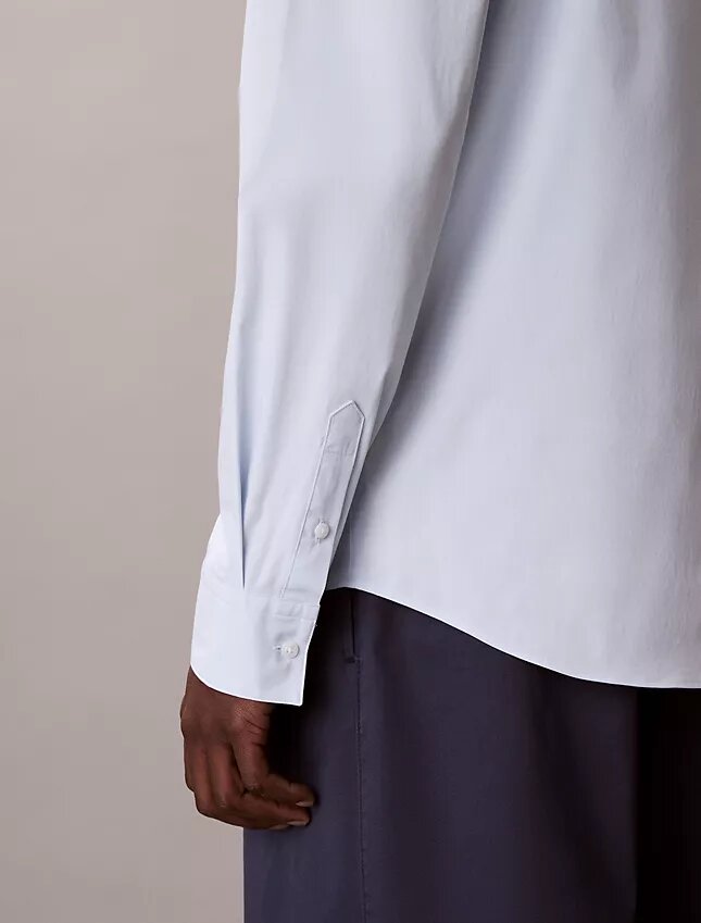 Schmal geschnittenes Stretch-Hemd mit Knopfleiste Schmal geschnittenes Stretch-Hemd mit Knopfleiste