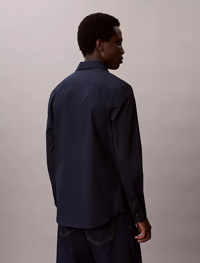 Schmal geschnittenes Stretch-Hemd mit Knopfleiste Schmal geschnittenes Stretch-Hemd mit Knopfleiste