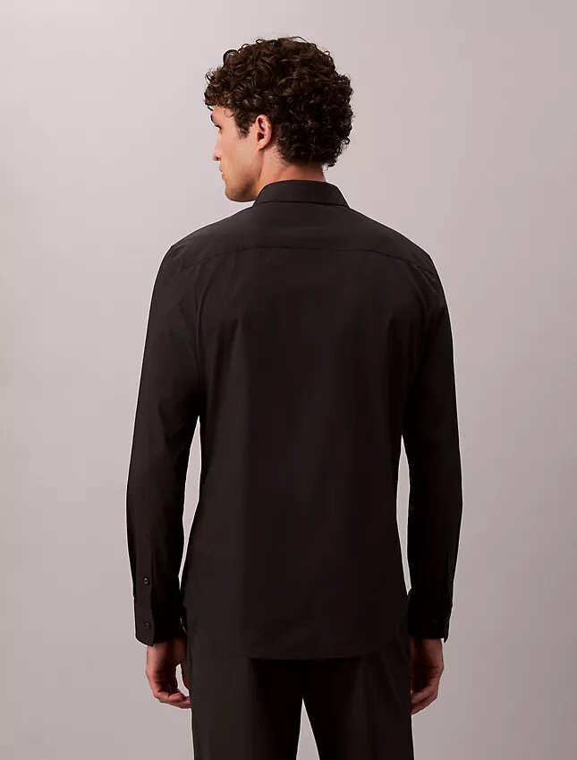 Schmal geschnittenes Stretch-Hemd mit Knopfleiste Schmal geschnittenes Stretch-Hemd mit Knopfleiste