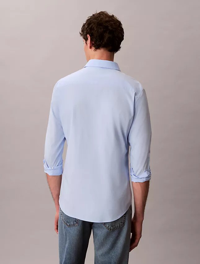 Schmal geschnittenes Stretch-Hemd mit Knopfleiste Schmal geschnittenes Stretch-Hemd mit Knopfleiste