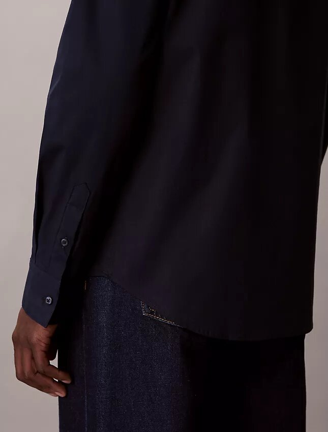 Schmal geschnittenes Stretch-Hemd mit Knopfleiste Schmal geschnittenes Stretch-Hemd mit Knopfleiste